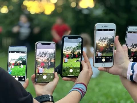 Plusieurs invités photographient la même scène avec leurs téléphones