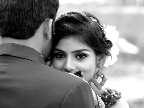 Portrait noir et blanc de la mariée dans les bras de son époux