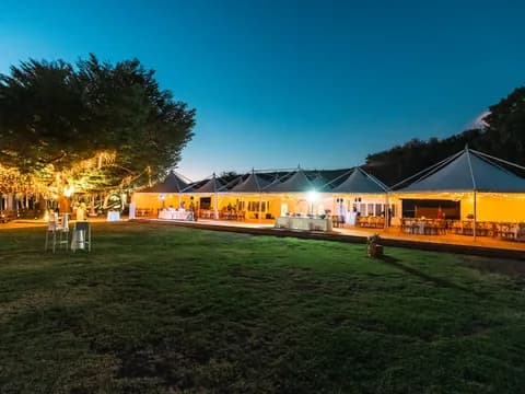 Chapiteau de réception illuminé à la tombée de la nuit