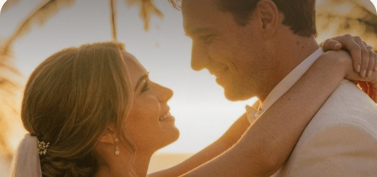 Photo de couple au coucher du soleil, en tête de la galerie